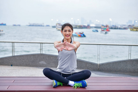 体育概念。美丽的女孩在海滩上运动, w