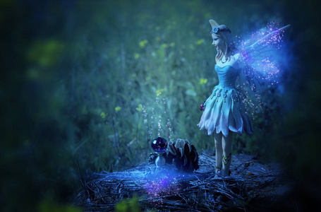 夜林中的魔幻小仙女形象照片
