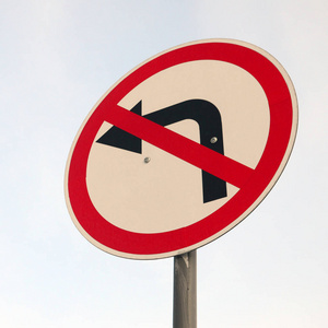 禁止左转。向左交叉箭头的交通标志