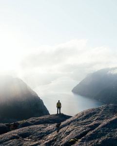 朦胧的早晨在 Preikestolen