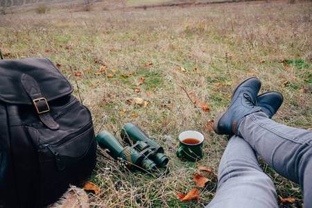 年轻女人喝茶对秋的性质。双目，旅行者