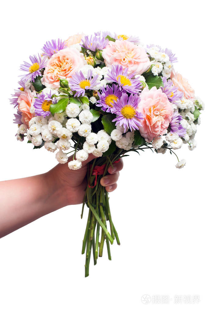 花玫瑰, 洋甘菊, 装饰蓍草的美丽的婚礼花束是一个女孩的手中.