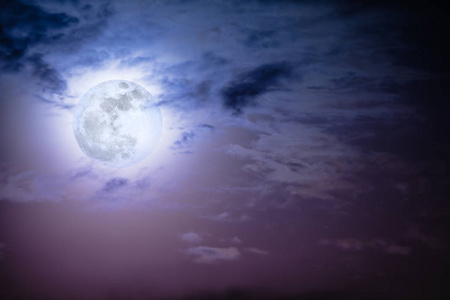 云与闪亮亮的满月夜空