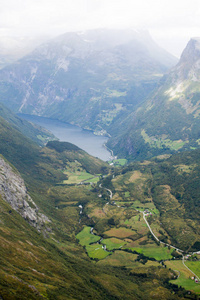 挪威山谷和峡湾盖从 Dalsnibba mountatin 观景台的经典夏天图片