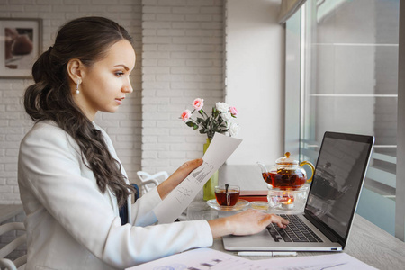 聚精会神地坐在电脑的姑娘图片