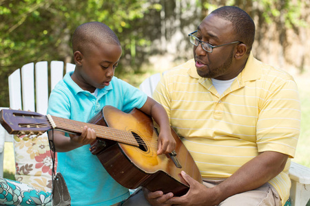 他他父亲教学儿子弹吉他