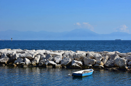 意大利, 那不勒斯, 通过卡拉乔洛的悬崖与停泊的船