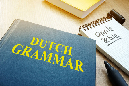 学习荷兰语语法。书和笔一张桌子