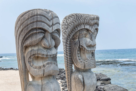 tiki 图稿在木头上照片