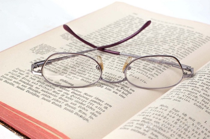 老本打开的书和眼镜