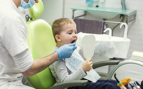 牙医在诊所检查小男孩的牙齿。牙科问题