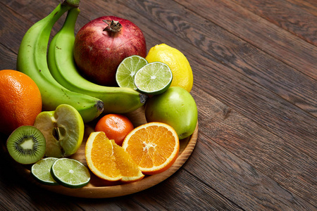 成熟的新鲜水果在一个木盘子在一个质朴的木质背景, 选择性聚焦, 特写, 顶部视图