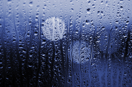 通过挡风玻璃市夜生活 黑暗和雨