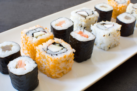 寿司三文鱼和鱼子酱卷照片