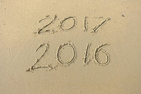 2016 2017 题字写在沙子上海滩。策勒县的概念