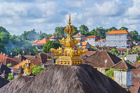巴厘岛 Indone 的屋顶上的乌布城美景