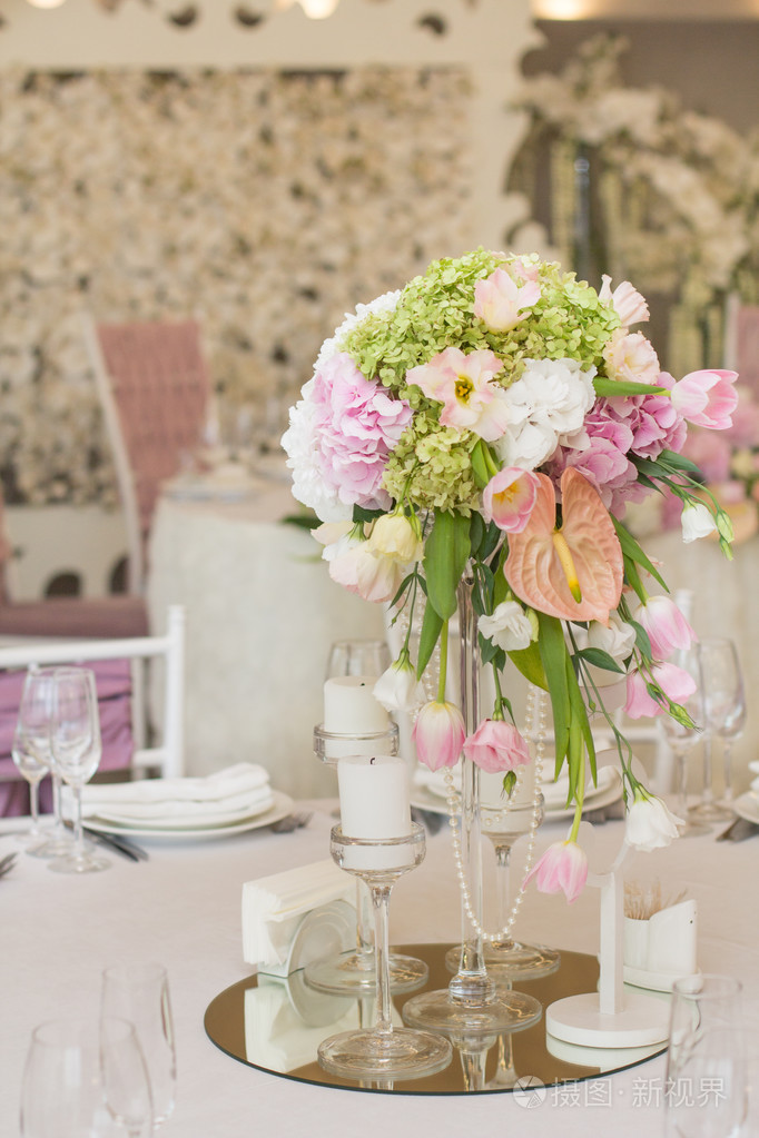 美丽的花朵,在婚礼当天的桌子上