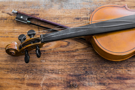 小提琴和弓在棕色木桌背景