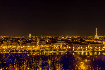 都灵全景与鼹鼠 antonelliana 在夜间