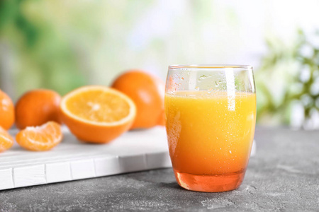 普通话果汁新鲜的柑橘汁美丽的孕妇在家里喝柑橘汁新鲜柑橘汁可爱的小