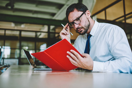 有目的在现代办公室的工作中, 仔细地学习记事本上的帐号, 在酷眼镜的