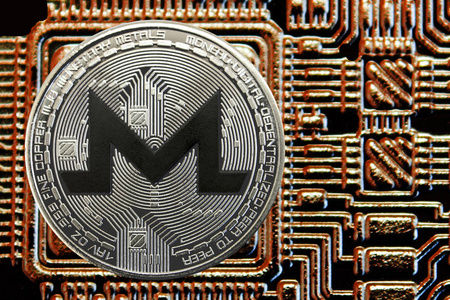 银硬币 cryptocurrency Monero 在黄金电路的背景。Xmr 货币