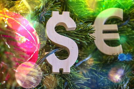 外汇评级.欧元,美元在绿色与红色复古球装饰圣诞树上照片