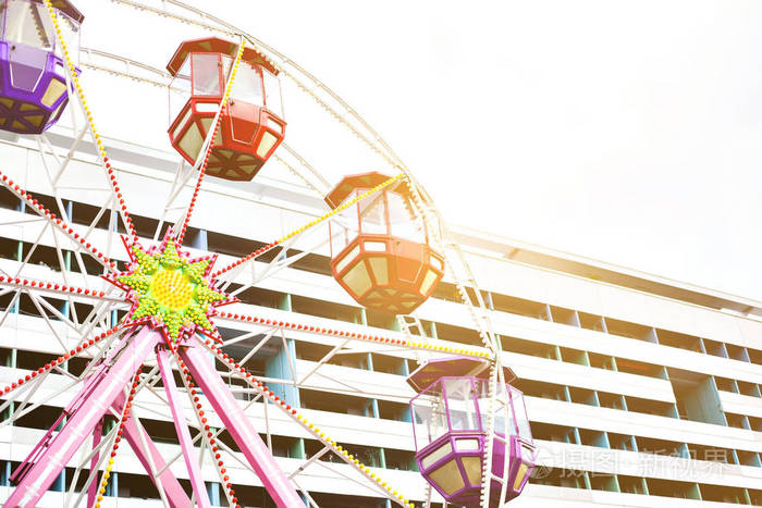 摩天轮.旋转木马.马戏团.概念.休闲和娱乐