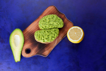 健康美食：原料绿色背景下的新鲜食品特写