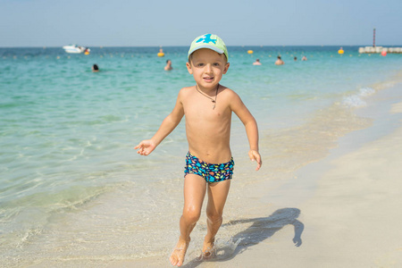 四岁男婴在塞舌尔海滩玩