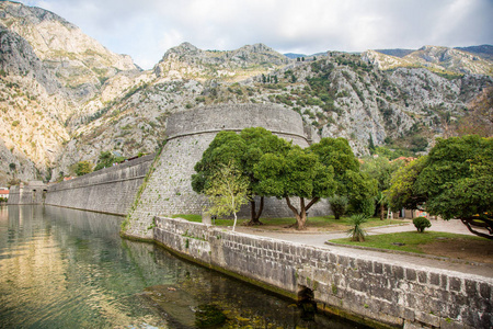 黑山 Kotor 老城附近的堡垒城墙