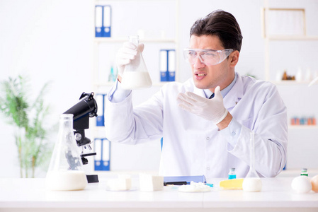 实验室的东西食品科学家在实验室里测试新东西照片