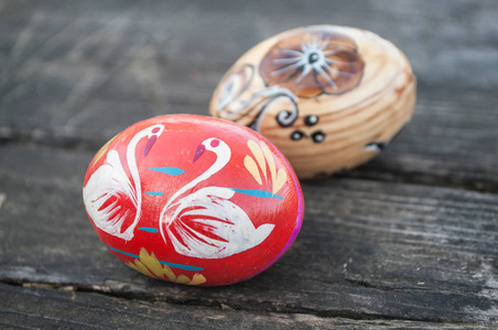 装饰复活节鸡蛋在户外木制的桌子上