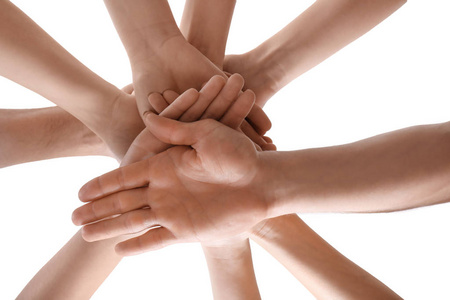 年轻人把手一起作为团结的象征, 在白色背景上照片