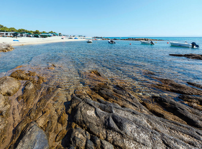 夏季遮阳伞和岩石海岸希腊