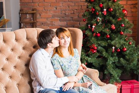 冬天 夫妇 圣诞节 爱人民的概念微笑的男人和女人拥抱在圣诞树背景