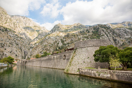 黑山 Kotor 老城附近的堡垒城墙
