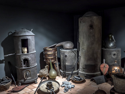 在森林里的炼金术士的表炼金术士的实验室术士弄尖手指巫毒术士图邪恶