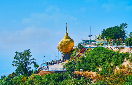 缅甸 Kyaiktiyo 山上的佛教圣地
