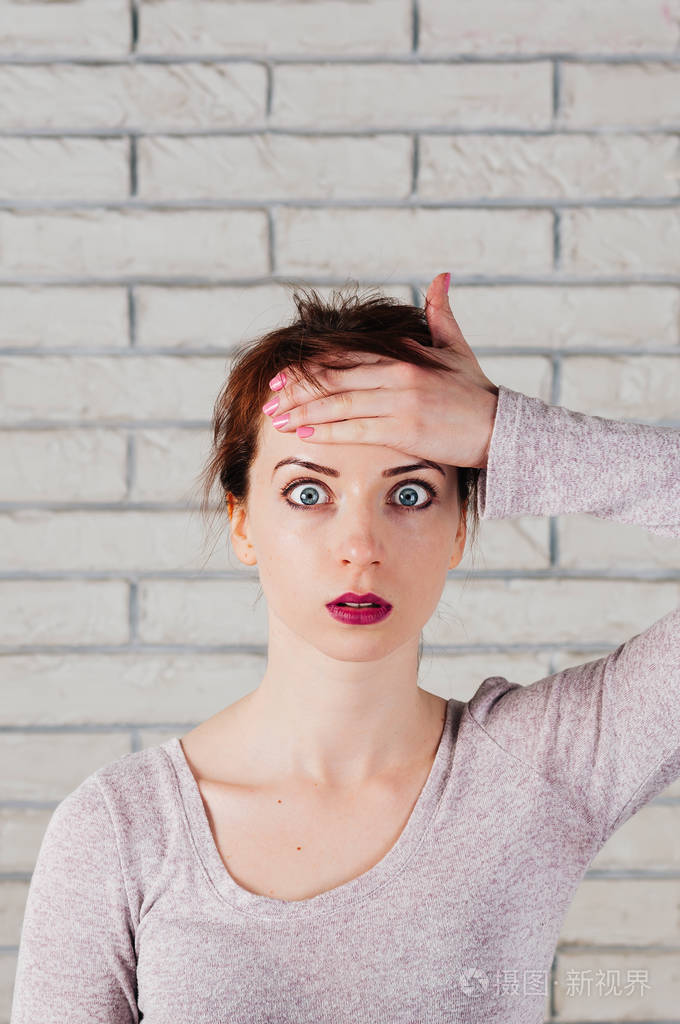 一个漂亮的女孩惊讶的脸, 睁大眼睛