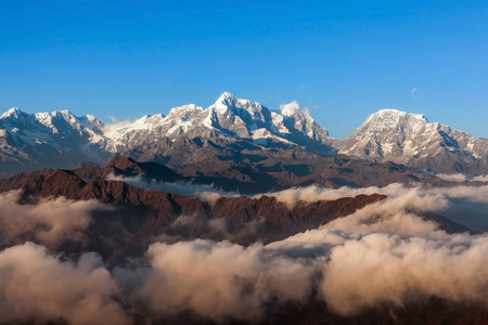 喜马拉雅山的日出景观尼泊尔的云层漂浮在高山上, 景色高高的