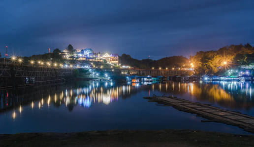 在夜间浮村