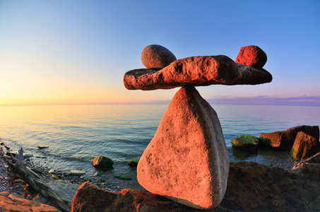 在海岸上平衡图片-在海岸上平衡素材-在海岸上平衡插画-摄图新视界