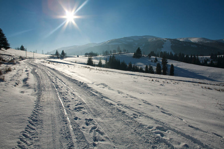 冬雪的风景在山村的蓝天图片