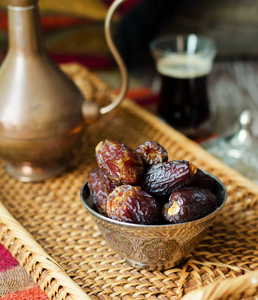 开斋节与阿拉伯咖啡壶和日期。干燥日期和咖啡