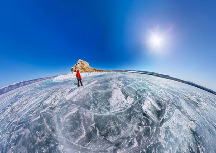 人在岩石上贝加尔湖的冰的宽鸟瞰图