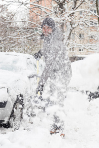 在冬天人铲雪