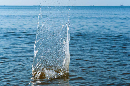石头飞溅石头扔在水里, 飞溅的水, 溅出的石头扔进水中照片