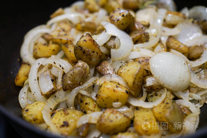 烹饪黄油炒洋葱土豆