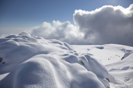 云中雪山图片